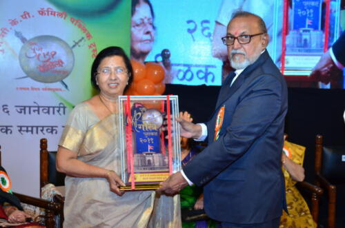 Felicitation of Vaijayanti Gupte at Gaurav sohala 2019